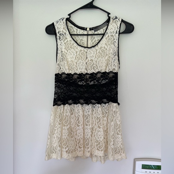 Forever 21. Small black, and cream lace tank/shirt - Picture 1 of 2